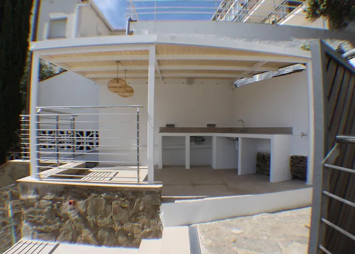 Agi Rodas Apartments